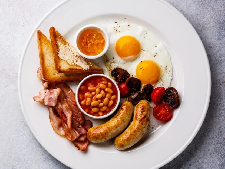 Английска закуска с бекон, яйца, наденички и бекон във фритюрник с горещ въздух (еър фрайър, air fryer) - снимка на рецептата